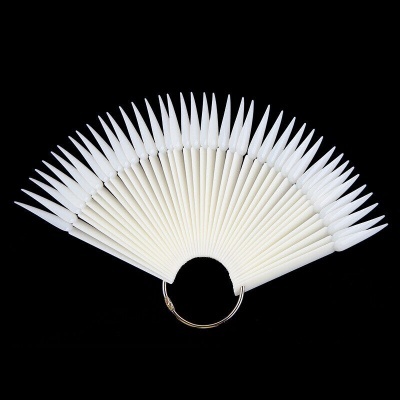 Amostras de unhas artificiais brancas foscas em leque