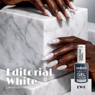 Unhas pintadas com verniz de gel branco brilhante e embalagem da Andreia Professional sobre blocos de mármore.