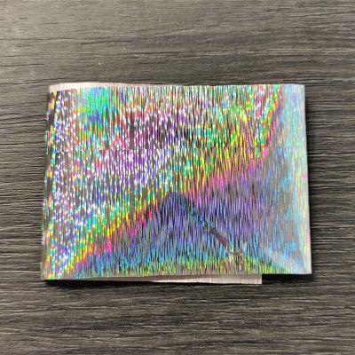 Pedaço de papel holográfico prateado com textura ondulada