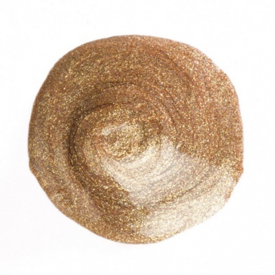 Produto cosmético líquido dourado e brilhante sobre fundo branco