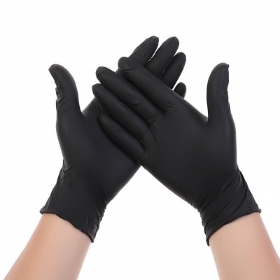 Par de luvas pretas finas em ambas as mãos com fundo branco