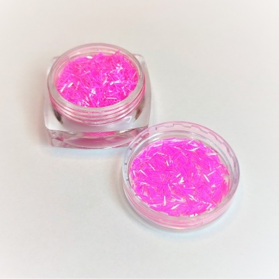 Dois recipientes com glitter rosa em tiras finas