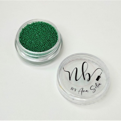 duas caixas plásticas transparentes com microesferas verdes para unhas