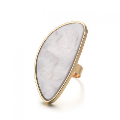 Anel dourado com pedra branca oval e textura marmoreada