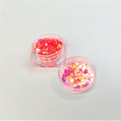 Dois recipientes pequenos com purpurina colorida rosa, vermelho e dourado