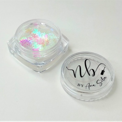 Pote transparente de glitter com tampa removida e texto 'NB BY Ana Santos'