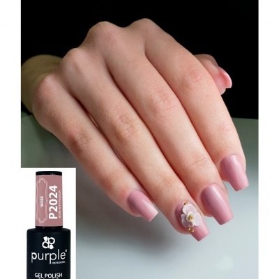 Mãos femininas com unhas cor-de-rosa claro e detalhe de flor decorativa, verniz gel Purple P2024.