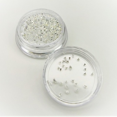 Dois recipientes transparentes com rebites metálicos prateados