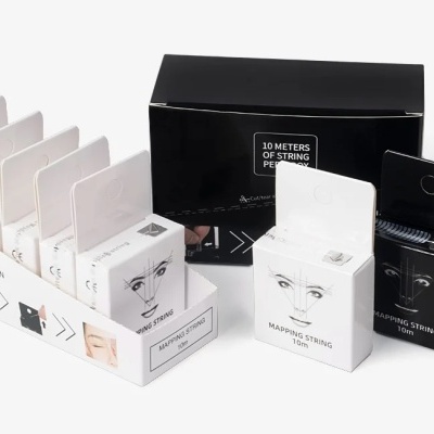 Embalagens de fio para sobrancelhas em cores preta e branca com texto e ilustração de rosto