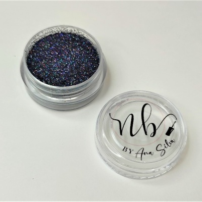 Pote com glitter preto e azul brilhante e tampa transparente com texto nb BY Ana Silva