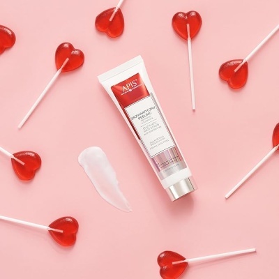 Tubo de creme APIS NATURAL SCIENCE + PEELING com pirulitos vermelhos em forma de coração ao redor