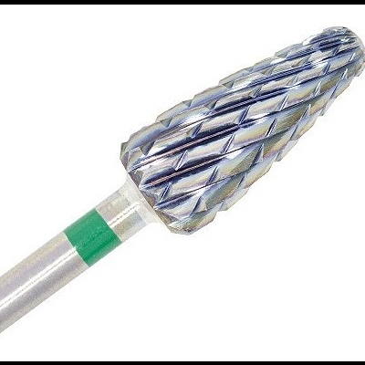 Cabeça de broca metálica com padrão entrelaçado e haste prateada com anel verde