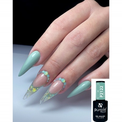 Unhas compridas com verniz gel verde menta e decoração com pedrinhas em relevo e efeito translúcido.
