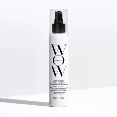 Frasco branco de spray para cabelo com doseador preto e tampa transparente