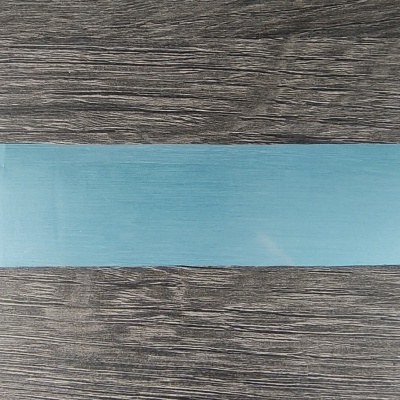 Fita azul clara sobre superfície de madeira cinzenta