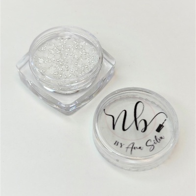 Pote de plástico transparente com gel e tampa com texto e desenho