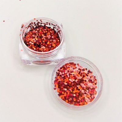 Pote transparente com glitter colorido aberto em fundo branco