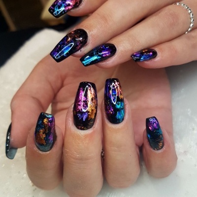 Unhas compridas com esmalte preto e detalhes coloridos brilhantes