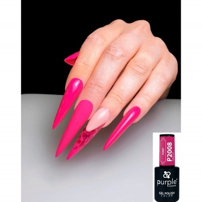 Unhas compridas com verniz gel rosa fúcsia e detalhes translúcidos, ao lado de um frasco de verniz gel 'purple' P2008