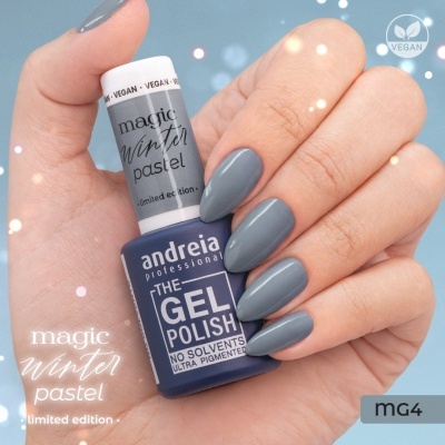 Esmalte de unhas em gel cinza azulado andreia professional THE GEL POLISH MG4 nas unhas com acabamento brilhante