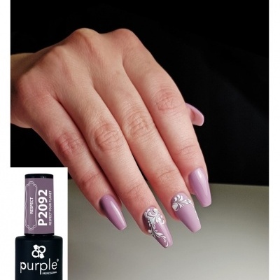 Unhas pintadas com verniz gel lilás com desenhos brancos e embalagem de verniz gel Purple Professional