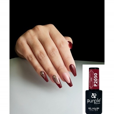 Mão com unhas compridas bordô decoradas com strass e frasco de verniz gel Purple P2050