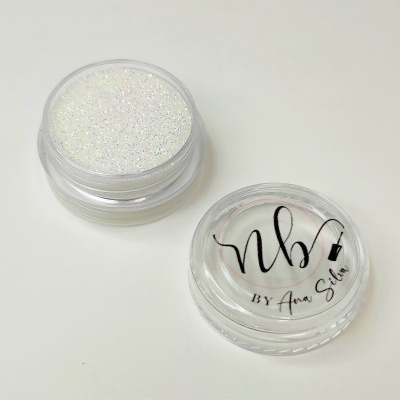 Pote pequeno com glitter branco e tampa com inscrição 'nb BY Ana Silva'