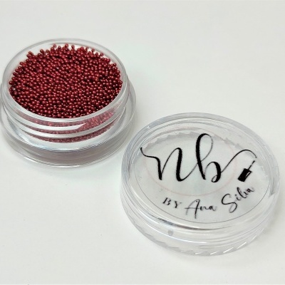 Pote plástico transparente com bolinhas vermelhas e tampa com texto NB BY Ana Silva