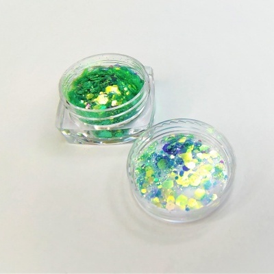 Dois frascos pequenos de glitter holográfico verde e amarelo sobre fundo branco