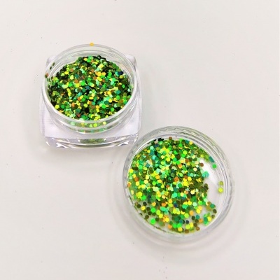 Recipientes transparentes com glitter colorido verde, amarelo e dourado