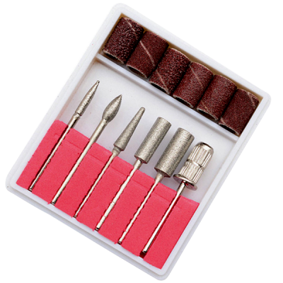Conjunto de acessórios de manicure com pontas metálicas e lixas castanhas numa caixa branca