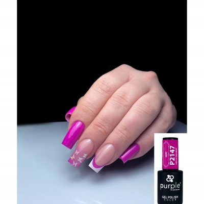 Mão com unhas postiças rosas e decoradas com frasco de esmalte gel preto e rosa