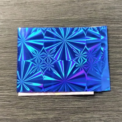 Folha azul metálica decorativa com padrão em relevo