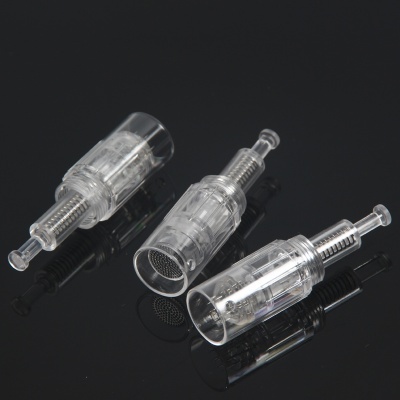 Três cápsulas transparentes com molas interiores sobre fundo preto