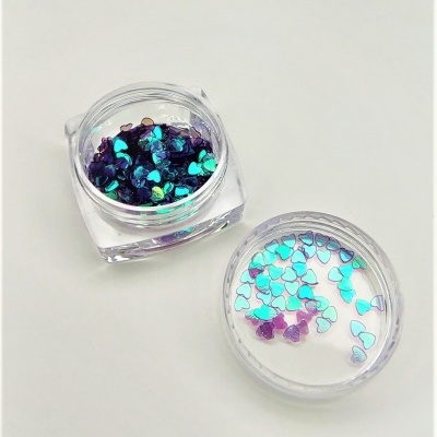Recipiente com lantejoulas em forma de coração azuis e roxas