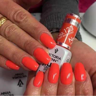 Verniz de unhas em gel laranja vibrante com unhas feitas