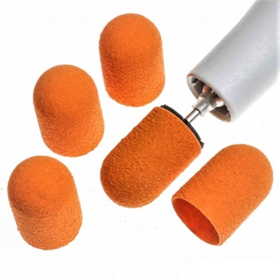 Capas de lixa laranja para pedicure elétrica, cinco unidades, uma montada em suporte metálico branco