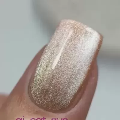 Unha pintada com verniz gel champagne metálico e texto ai_cat_eye GEL POLISH