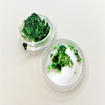 Recipientes transparentes com partículas verdes metálicas.
