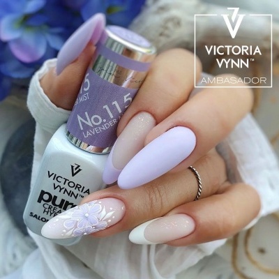 Unhas decoradas com verniz Victoria Vynn No. 115 Lavender e padrão florido na unha do anelar