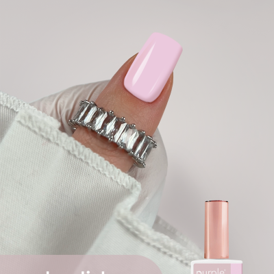Unha pintada com verniz de gel rosa claro 003 goblin da Purple Professional com anel prateado