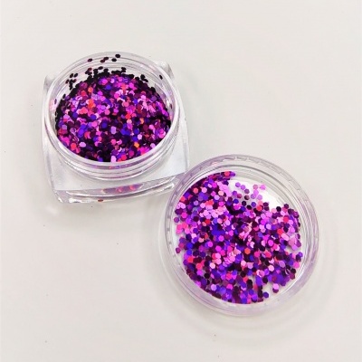 Dois recipientes transparentes com glitter colorido em tons de rosa e roxo