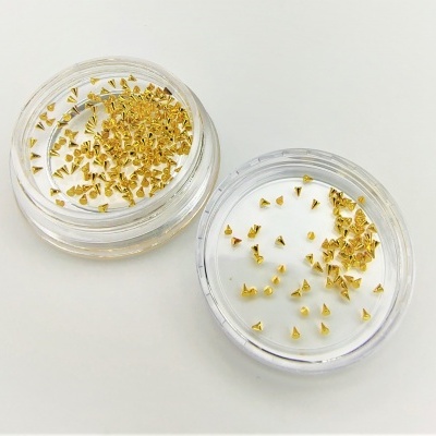 Caixas transparentes com pequenos picos dourados decorativos