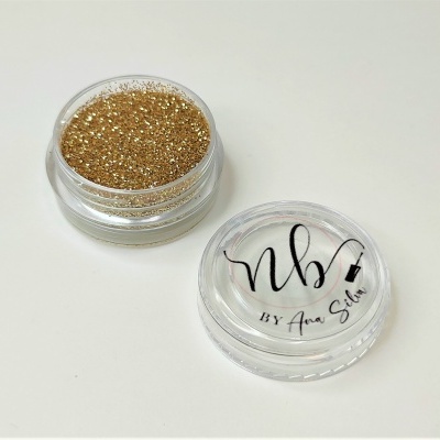 Pote pequeno transparente com purpurina dourada e tampa com texto e desenho pretos