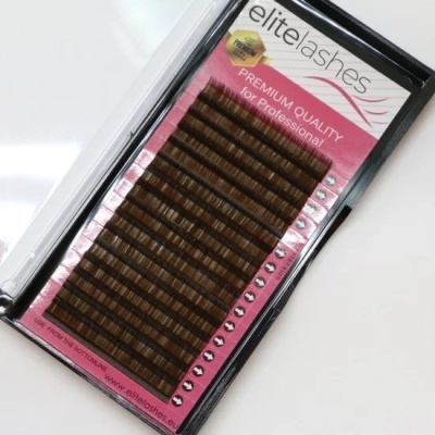 Caixa de pestanas posticas em embalagem preta com fundo rosa e texto visível