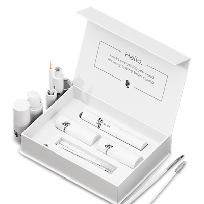 Kit de estilização de sobrancelhas branco com pincéis e frascos, em caixa aberta