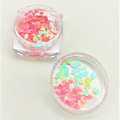 Dois frascos com confetes de coração coloridos