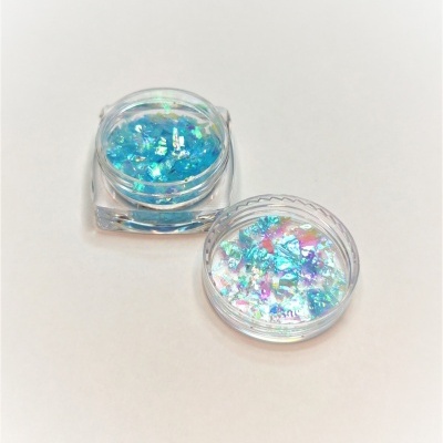 Frascos pequenos com pedaços brilhantes iridescentes coloridos