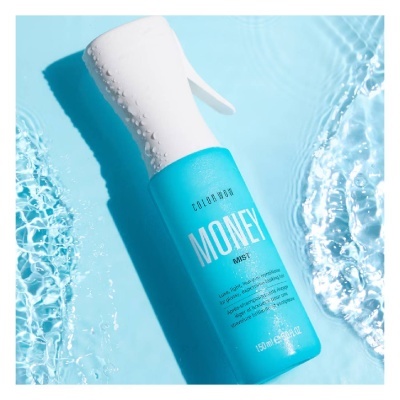 Frasco de spray azul turquesa com tampa branca e gotas de água sobre superfície azul com água