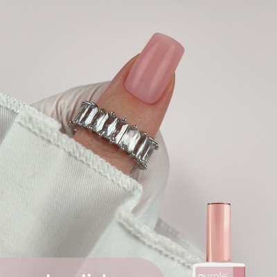 Frasco de verniz gel rosa claro 016 chérie Purple Professional e unha pintada da mesma cor com anel prateado